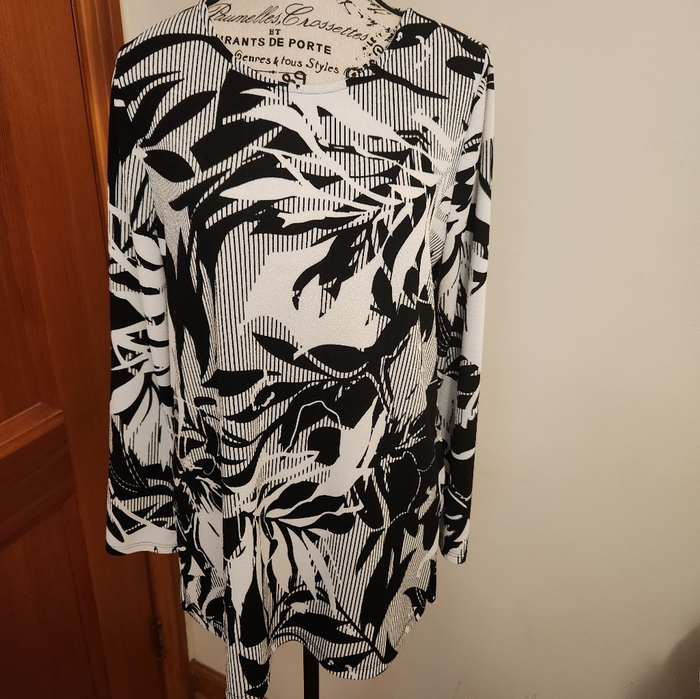 Chicos Black And White Blouse Size 1 M